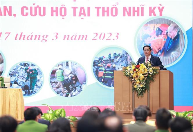 Thủ tướng Phạm Minh Chính tuyên dương các lực lượng tham gia cứu nạn, cứu hộ làm nhiệm vụ tại Thổ Nhĩ Kỳ. Ảnh: Dương Giang/TTXVN