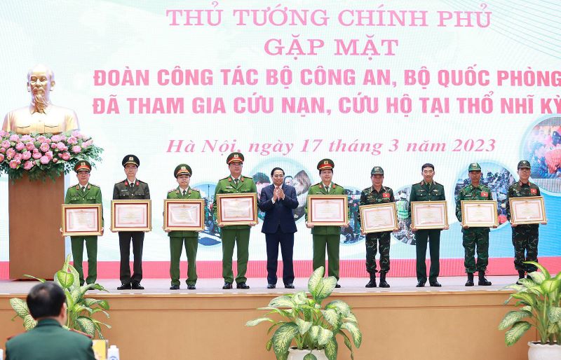 Thủ tướng Phạm Minh Chính tặng bằng khen cho các tập thể đã có thành tích trong thực hiện nhiệm vụ cứu hộ, cứu nạn tham gia khắc phục hậu quả thảm họa động đất tại Thổ Nhĩ Kỳ. Ảnh: Dương Giang/TTXVN