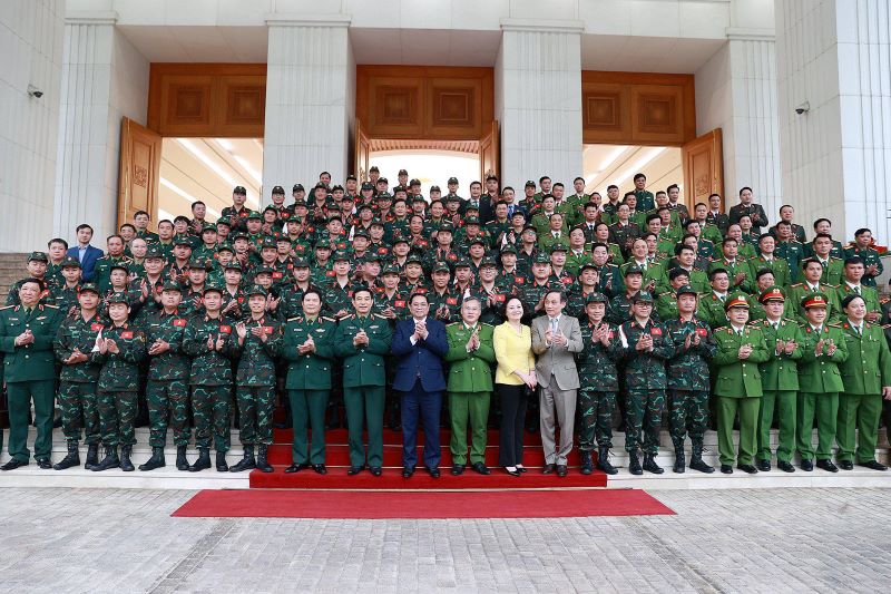 Thủ tướng Phạm Minh Chính với các lực lượng tham gia cứu hộ, cứu nạn tại Thổ Nhĩ Kỳ. Ảnh: Dương Giang/TTXVN