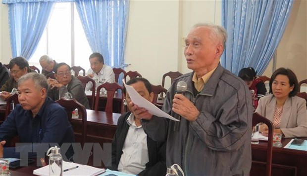 Người dân đóng góp ý kiến vào dự thảo Luật Đất đai (sửa đổi). (Ảnh: Tường Quân/TTXVN)