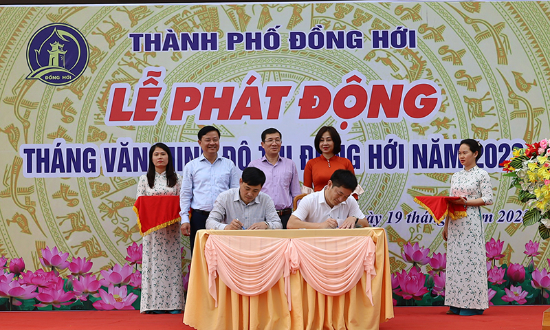 Đại diện lãnh đạo thành phố chứng giám ký kết giao ước thi đua thực hiện “Tháng VMĐT Đồng Hới năm 2023” tại cụm 4.