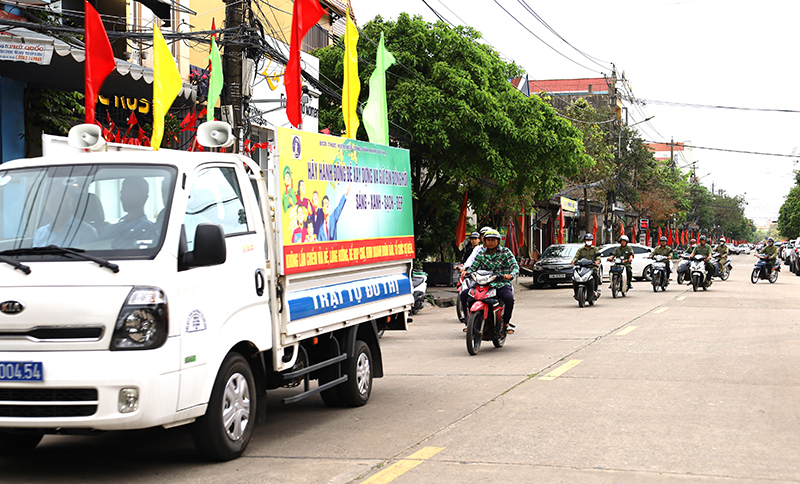 Các lực lượng diễu hành cổ động tuyên truyền trên các tuyến đường chính tại 4 xã, phường. 