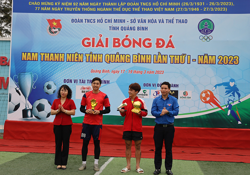 Ban tổ chức trao giải phụ cho các VĐV xuất sắc.
