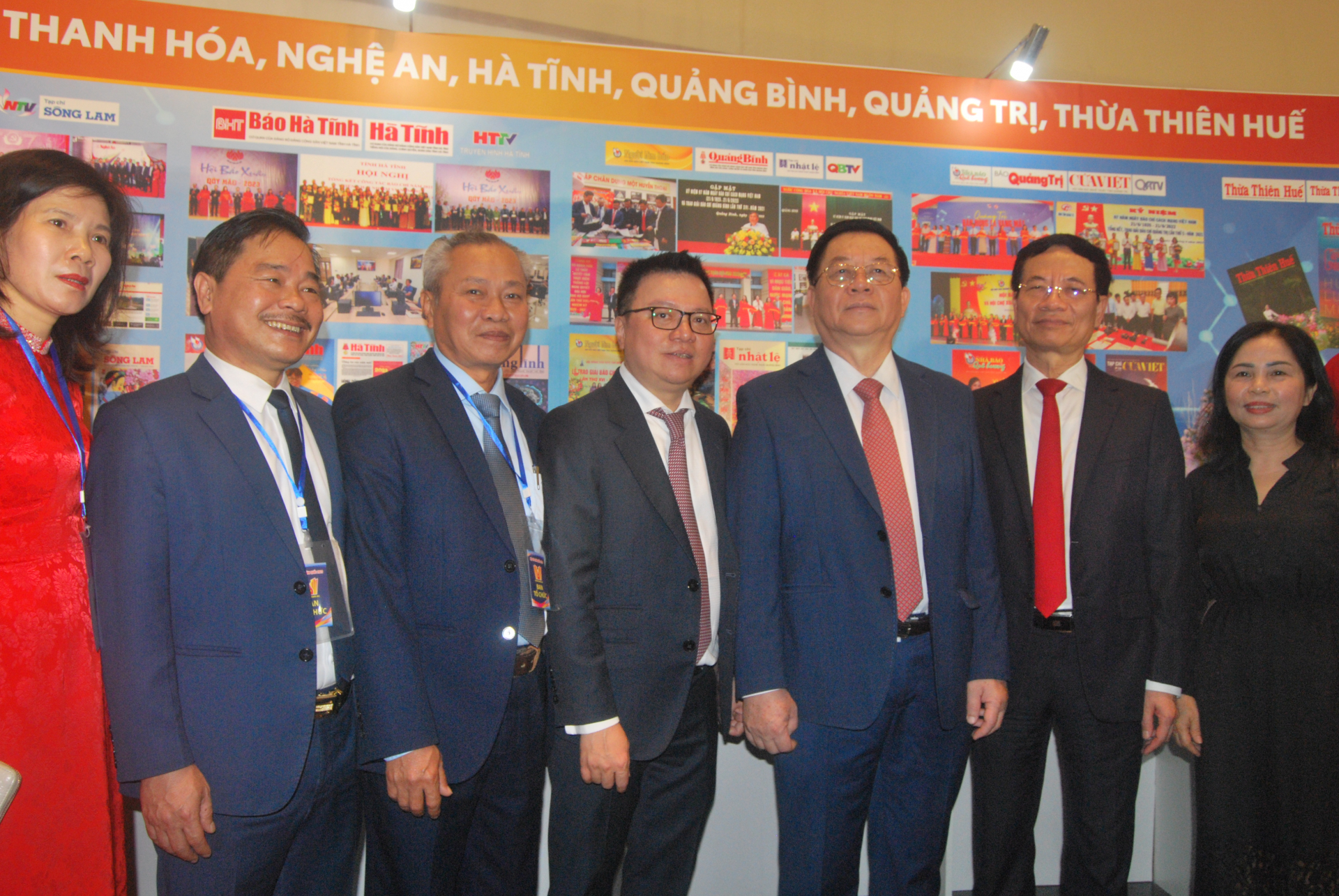 Các vị đại biểu chụp ảnh lưu niệm tại Gian trưng bày ấn phẩm báo chí các tỉnh Bắc Trung bộ, tại Hội Báo toàn Quốc năm 2023.