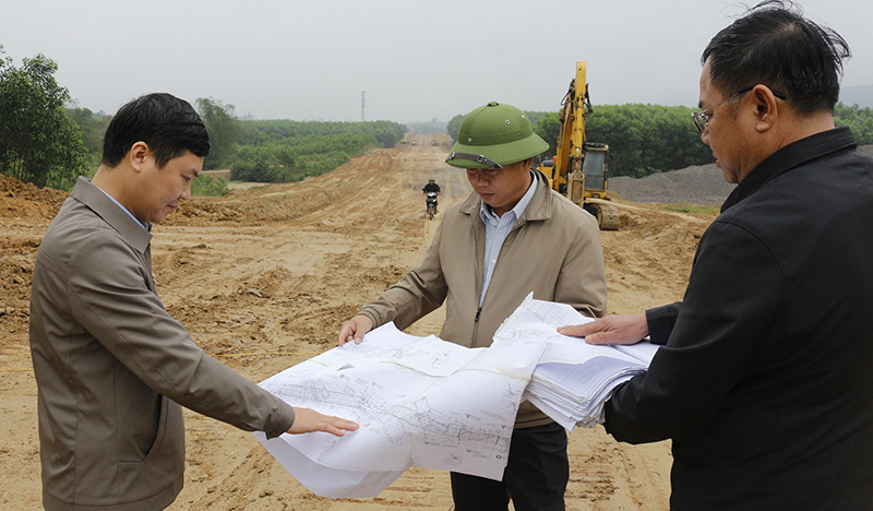 Cán bộ BQLDA huyện bám công trường, đồng hành cùng đơn vị thi công tuyến đường liên xã phía Tây thị trấn Đồng Lê (giai đoạn 1).