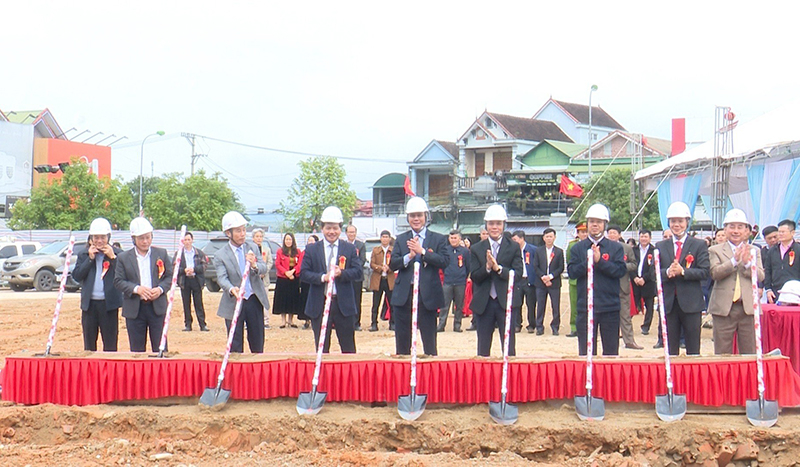  Khởi công công trình Nhà văn hóa trung tâm huyện Tuyên Hóa.