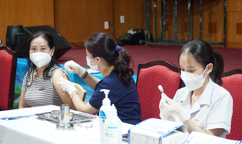 Công tác tiêm chủng vắc xin phòng Covid-19 đã được ngành Y tế Quảng Bình đẩy nhanh, bảo đảm các liều cơ bản và nhắc lại cho các nhóm đối tượng.