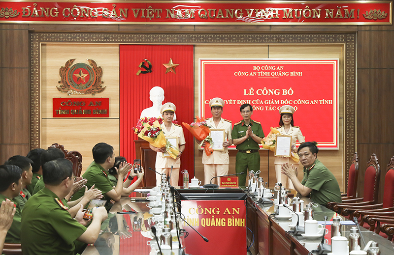 Lãnh đạo Công an tỉnh trao quyết định cho các đồng chí được điều động, bổ nhiệm