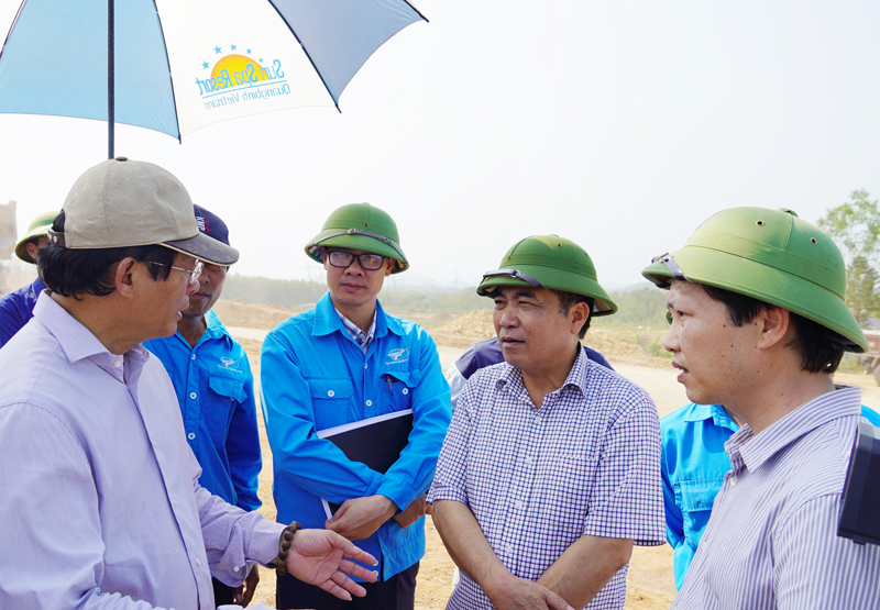 Đồng chí Phó Chủ tịch Thường trực UBND tỉnh Đoàn Ngọc Lâm kiểm tra thực địa tiến độ thực hiện gói thầu XL-01, dự án thành phần Vạn Ninh-Cam Lộ