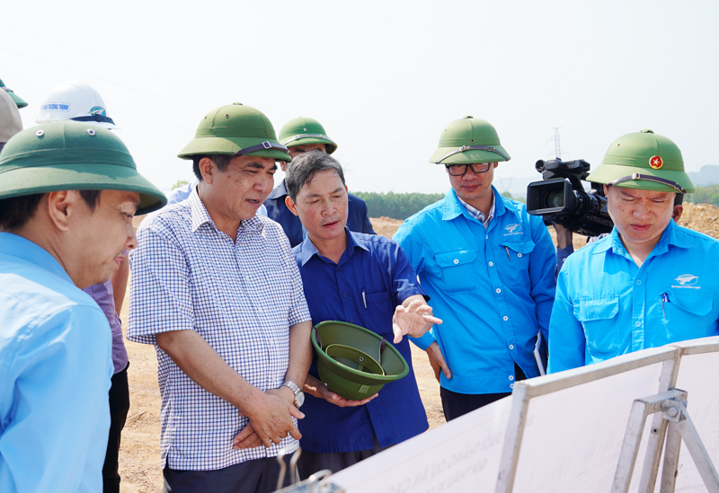 Chủ đầu tư và các nhà thầu cho biết, hiện tại vẫn còn một số vướng mắc trong công tác bồi thường, GPMB.