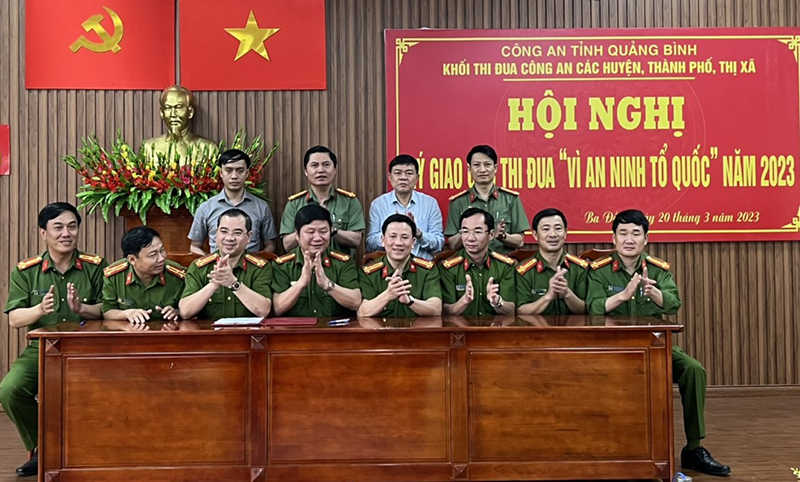 Đại diện lãnh đạo Công an các huyện, thành phố, thị xã ký kết giao ước thi đua 