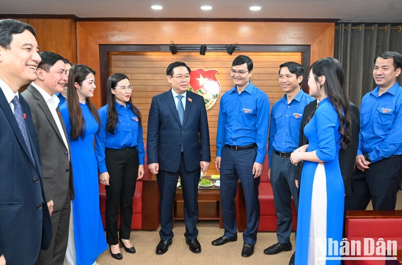 Chủ tịch Quốc hội Vương Đình Huệ trò chuyện với các đại biểu. (Ảnh: DUY LINH)