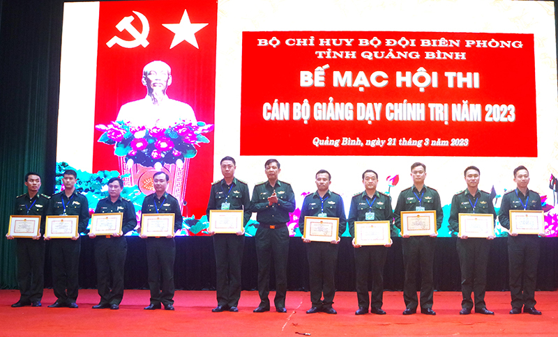 Ban tổ chức trao giải cho các thí sinh đạt giải cao trong hội thi.