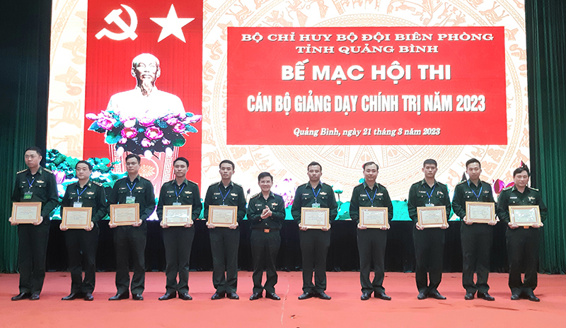  Ban tổ chức trao giải cho các thí sinh đạt giải cao trong hội thi.