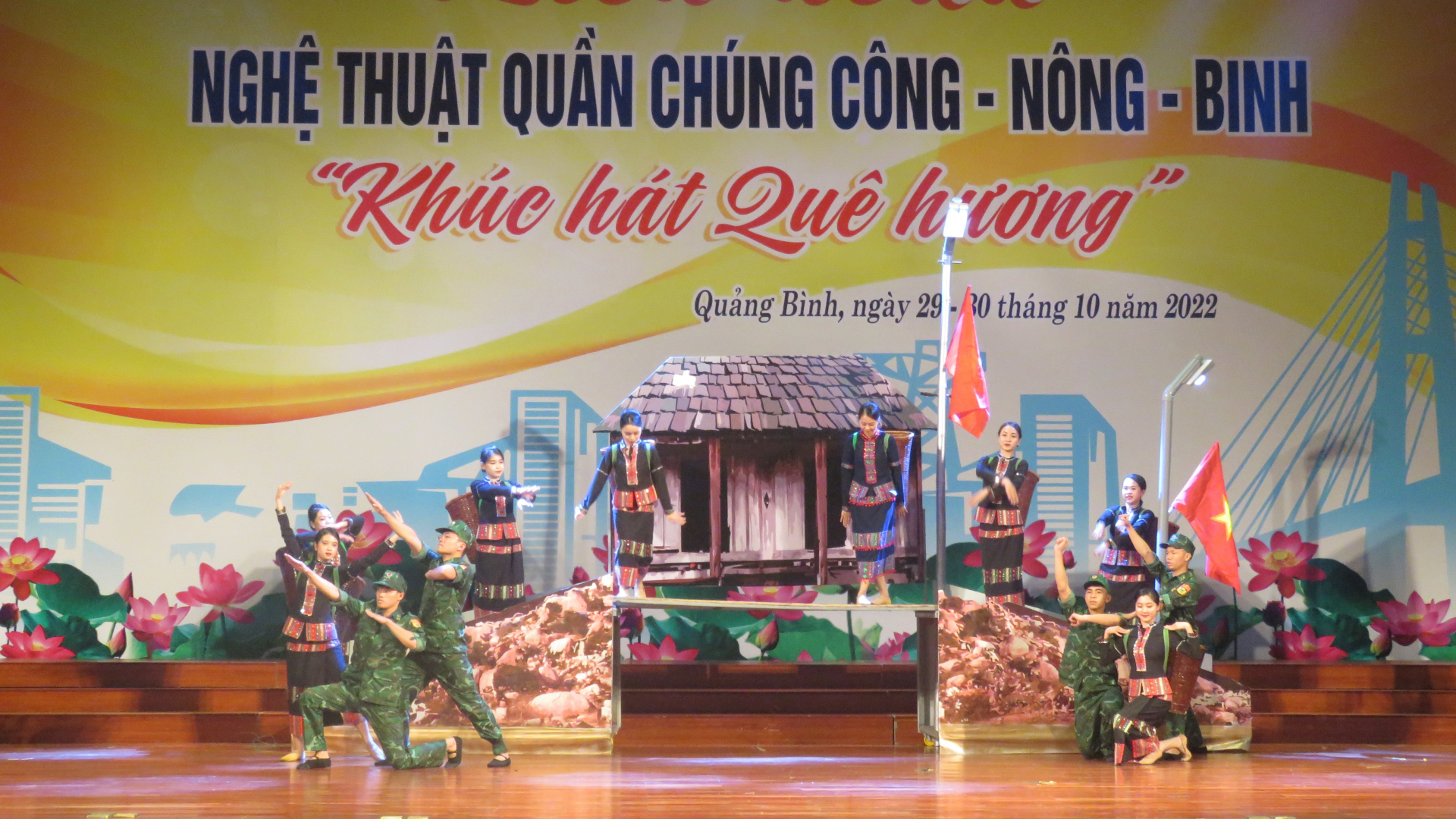 Các liên hoan, hội diễn tạo sân chơi lành mạnh, bổ ích cho người dân.