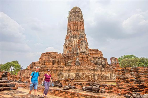 Khách du lịch tham quan Công viên lịch sử Ayutthaya ở Ayutthaya, Thái Lan. (Ảnh: THX/TTXVN)