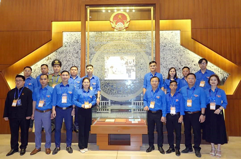 Bí thư Đoàn xã Hương Hóa (Tuyên Hóa) Đinh Xuân Hậu (đứng thứ 4 hàng sau, từ phải sang).