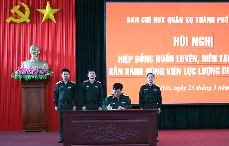 Đại diện Ban CHQS thành phố và đơn vị nhận nguồn ký kết biên bản hiệp đồng huấn luyện, diễn tập, kiểm tra sẵn sàng động viên lực lượng DBĐV năm 2023.