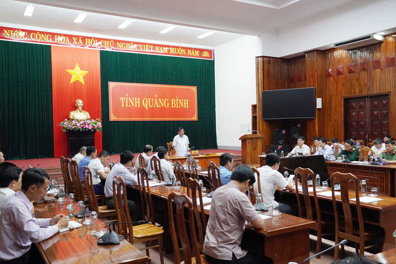Đồng chí Phó Chủ tịch thường trực UBND tỉnh Đoàn Ngọc Lâm kiểm tra thực địa một điểm đang cần GPMB gấp để mở đường vận chuyển vật liệu.