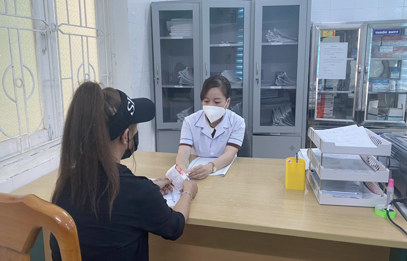 Cán bộ y tế cấp phát thuốc điều trị ARV cho bệnh nhân HIV.