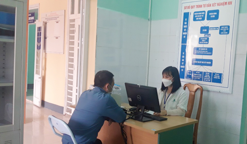 Cán bộ CDC Quảng Bình tư vấn về khám, điều trị cho người nhiễm HIV.