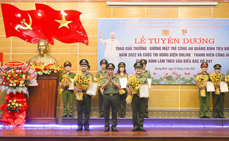 Đại tá Lê Văn Hóa, Phó giám đốc Công an tỉnh trao 2 giải A cho đơn vị Phòng PX01 và Phòng PA09 cuộc thi hùng biện online “Thanh niên Công an Quảng Bình làm theo Sáu điều Bác Hồ dạy”.
