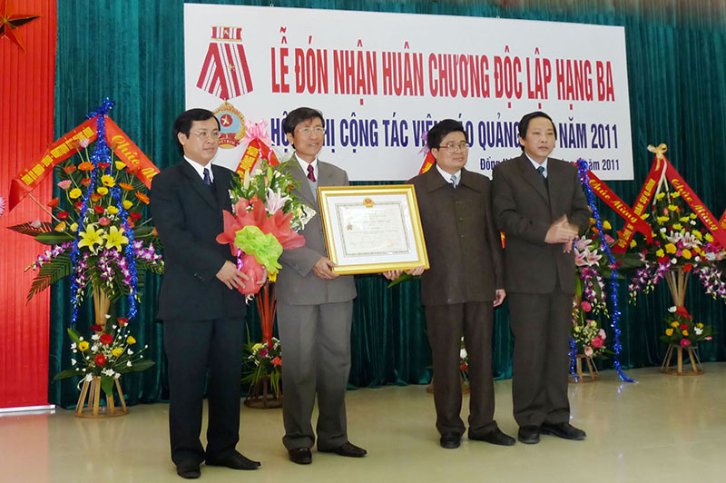 Báo Quảng Bình đón nhận Huân chương Độc lập hạng Ba, năm 2011. Ảnh: TƯ LIỆU