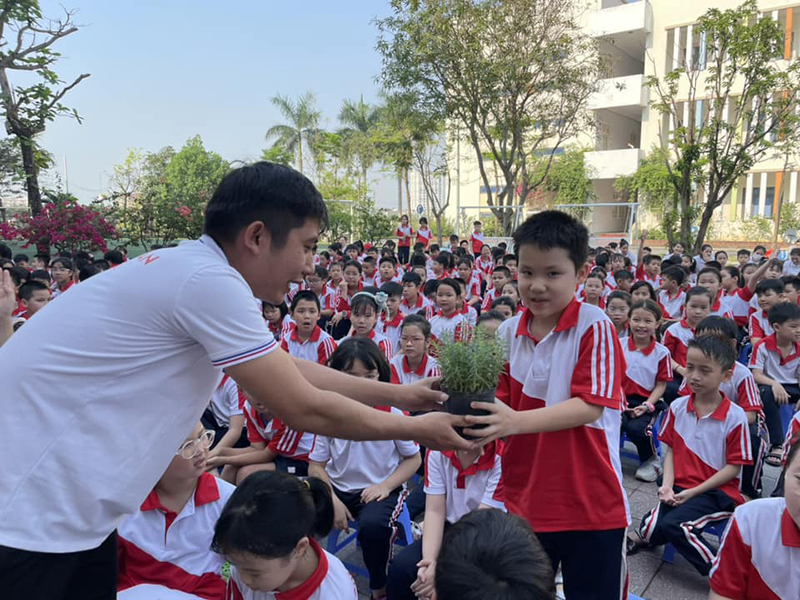Với số phế liệu thu gom được, các em học sinh sẽ đổi được các chậu cây xanh để trang trí, trồng tại khuôn viên của lớp.