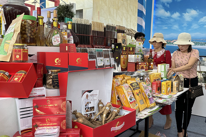 Gian hàng triển lãm sản phẩm OCOP, sản phẩm CNNT tiêu biểu tỉnh Quảng Bình.