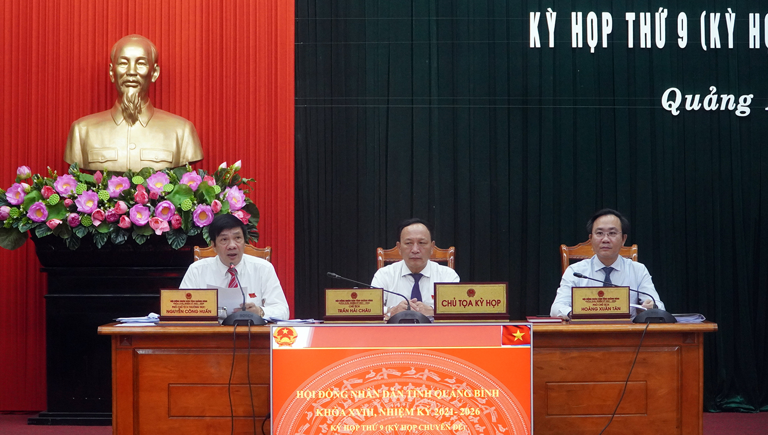Các đồng chí trong Thường trực HĐND tỉnh điều hành kỳ họp