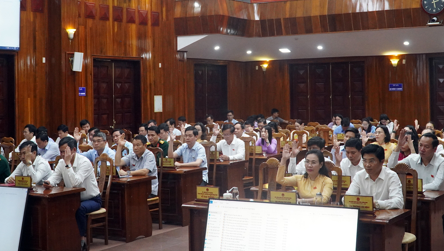 Đại biểu biểu quyết thông qua các nghị quyết 