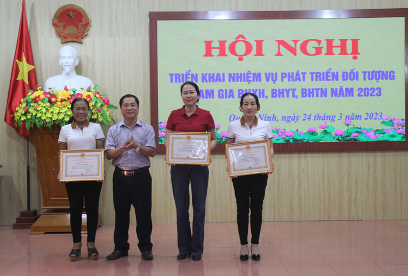 Đại diện lãnh đạo BHXH tỉnh tặng giấy khen cho các nhân viên thu có thành tích xuất sắc trong công tác phát triển BHXH tự nguyện, BHYT năm 2022.
