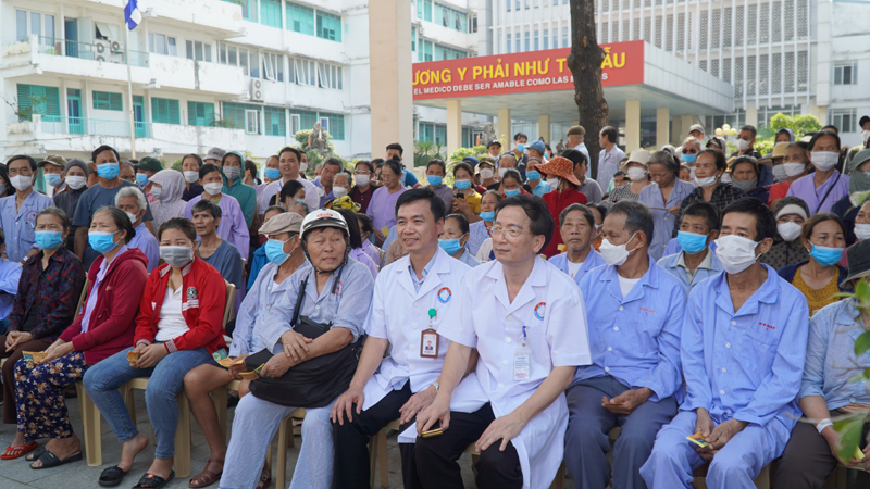 Bệnh nhân có hoàn cảnh cảnh đặc biệt khó khăn đang điều trị tại Bệnh viện Hữu nghị Việt Nam - Cuba Đồng Hới tham gia “Hội chợ 0 đồng”.