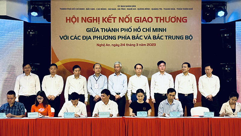 Các nhà phân phối tại TP. Hồ Chí Minh và nhiều DN, nhà sản xuất khu vực Bắc Trung bộ-Duyên hải Trung bộ, Trung du-miền núi Bắc bộ ký kết biên bản ghi nhớ hợp tác kinh doanh tiêu thụ sản phẩm.