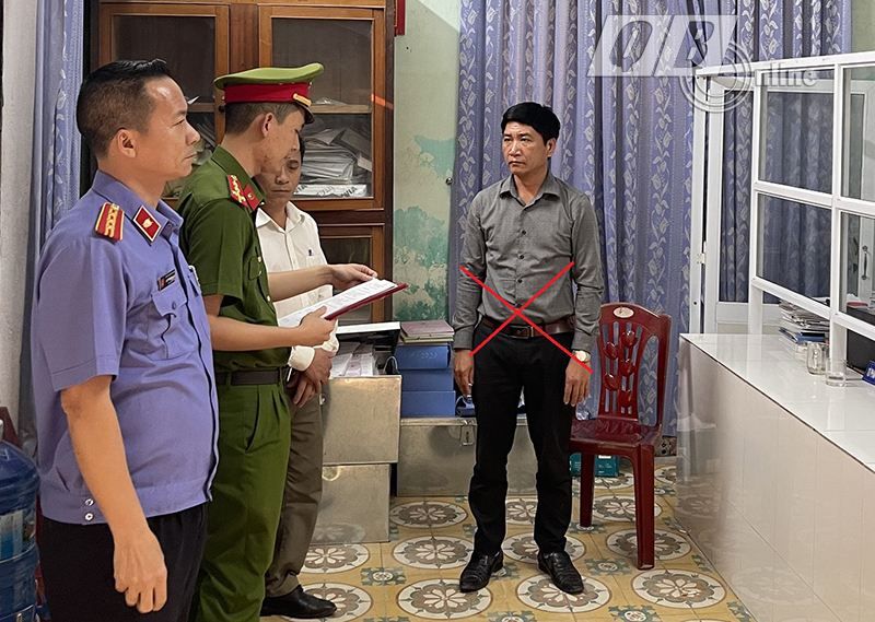Cơ quan Cảnh sát điều tra Công an TX. Ba Đồn tống đạt quyết định bắt tạm giam bị can Phạm Văn Tuyến.