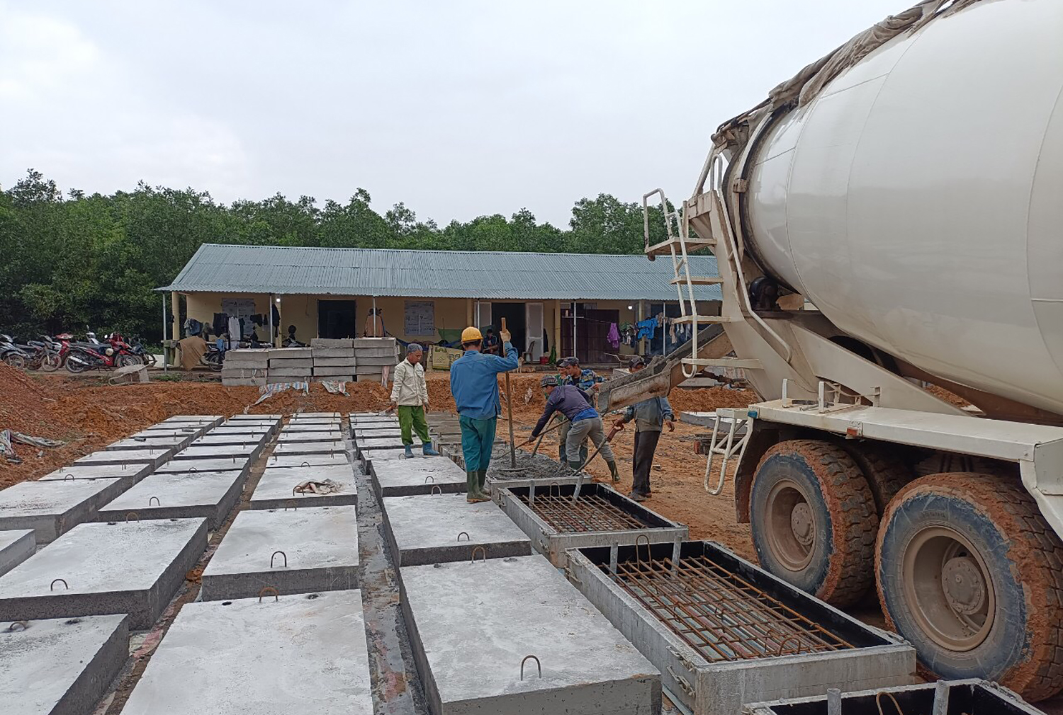 Tại gói thầu XL-06, các nhà thầu đã đúc hơn 1.700 cấu kiện đúc sẵn.