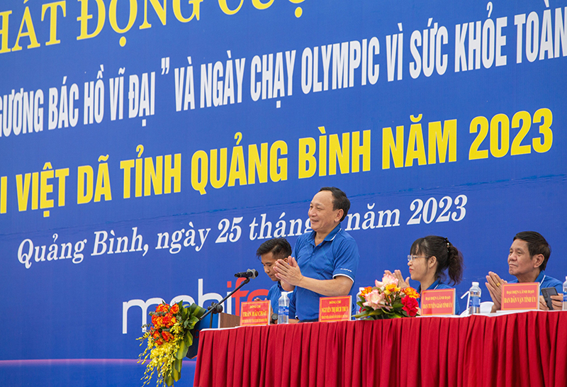 Đồng chí Phó Bí thư Thường trực Tỉnh ủy Trần Hải Châu và các đại biểu dự lễ phát động 