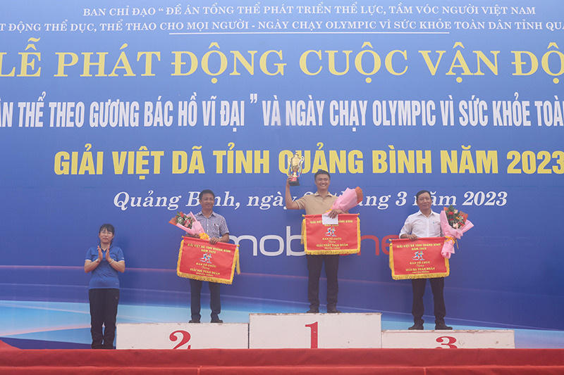 Ban tổ chức trao giải toàn đoàn truyền thống cho các đơn vị có thành tích thi đấu tốt   