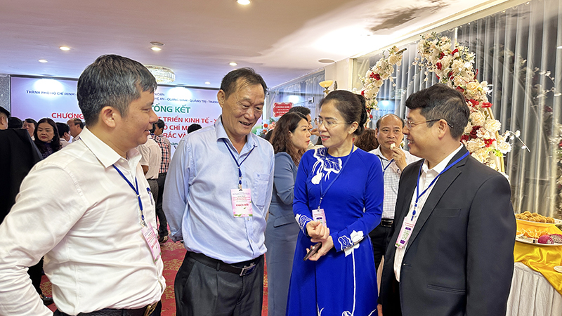Đại biểu thảo luận bên lề hội nghị.
