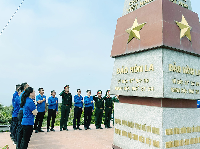Chào cột cờ Tổ quốc đảo Hòn La.