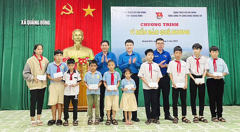 Tặng quà cho các em học sinh có hoàn cảnh khó khăn.