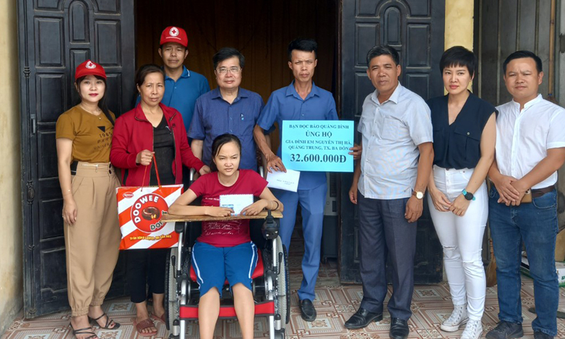  Ban biên tập Báo Quảng Bình trao quà cho các cháu tại điểm trường mầm non xã Ngân Thủy (Lệ Thủy).