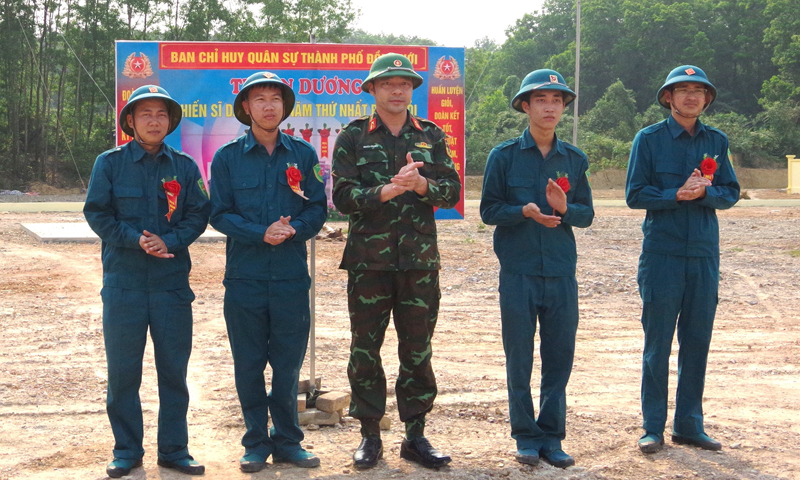 Đại diện lãnh đạo Ban CHQS TP. Đồng Hới tặng “Hoa bắn giỏi” cho chiến sĩ dân quân cụm 1.