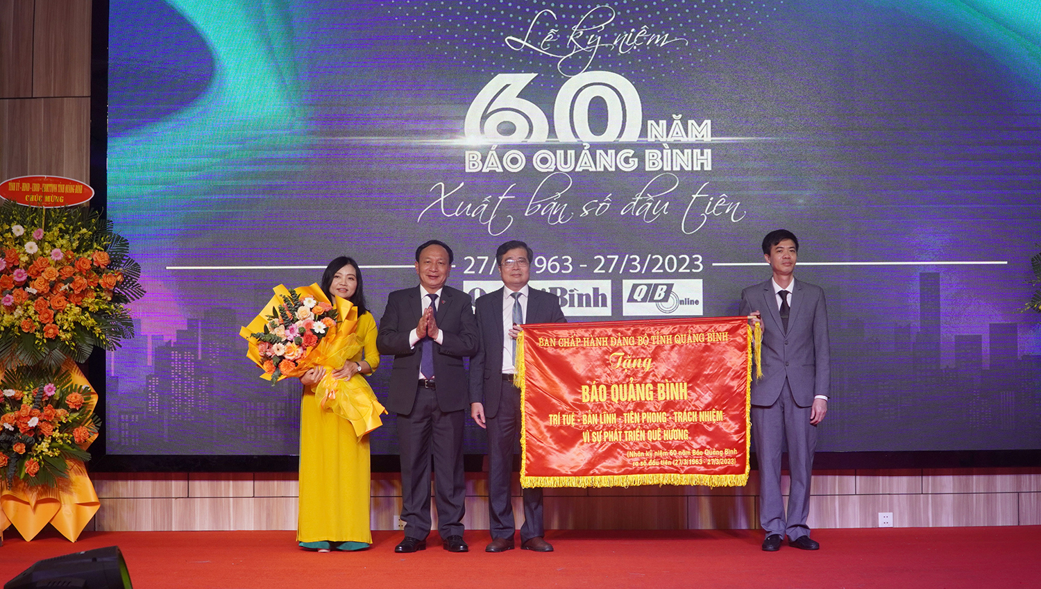 Đồng chí Trần Hải Châu, Phó Bí thư Thường trực Tỉnh ủy, Chủ tịch HĐND trao bức trướng mang dòng chữ: “TRÍ TUỆ - BẢN LĨNH - TIÊN PHONG - TRÁCH NHIỆM VÌ SỰ PHÁT TRIỂN QUÊ HƯƠNG” cho Báo Quảng Bình.