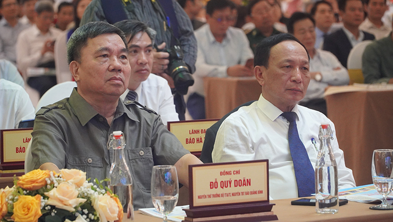 Đồng chí Phó Bí thư Thường trực Tỉnh ủy Trần Hải Châu và đồng chí Đỗ Quý Doãn, nguyên Thú trưởng Bộ TT và TT, nguyên Tổng biên tập Báo Quảng Bình dự lễ 
