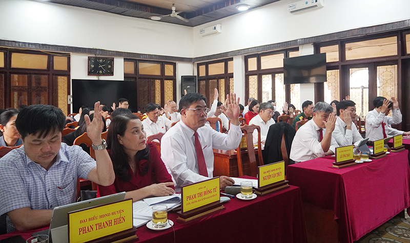Các đại biểu biểu quyết thông qua các dự thảo nghị quyết.
