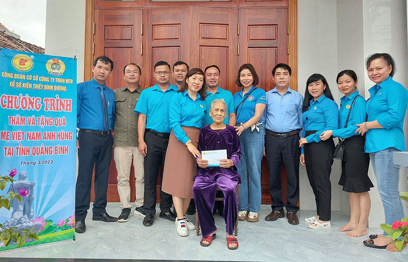 Đoàn đến thăm Bà mẹ VNAH Đặng Thị Chấn, xã Đức Ninh