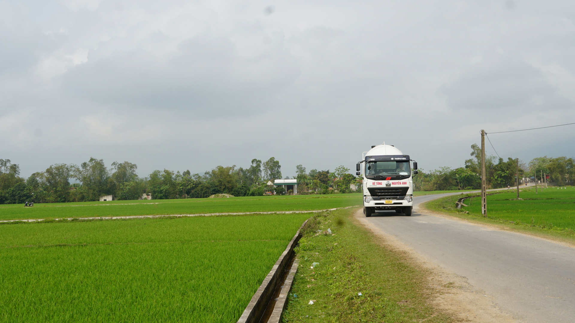 Cánh đồng Thổ Cư (xã Quảng Kim) nơi từng xảy ra tranh chấp đất đai nay đã được dồn điền đổi thửa ổn định, tạo điều kiện cho người dân sản xuất.