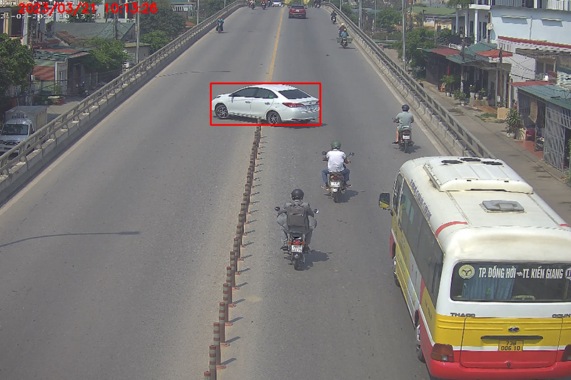 Camera giám sát tại đoạn cầu Vượt-chợ Ga ghi nhận trường hợp xe ô tô vi phạm TTATGT.