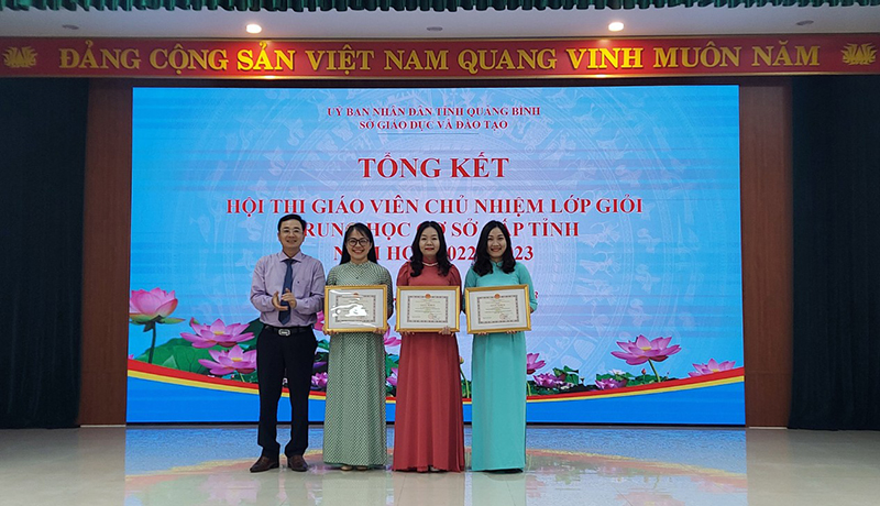 Ban tổ chức trao giải nhất cho các giáo viên đạt giải
